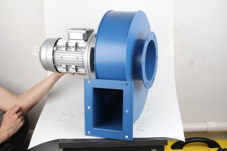 Ventilateur centrifuge industriel bleu avec moteur électrique monté sur une volute en acier.